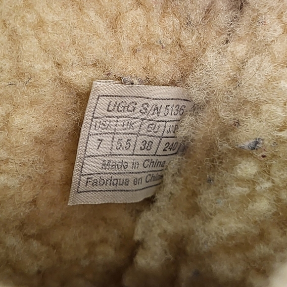 UGG Cove Women's Boots size US 7 EUR 38 Sheepskin Linned - Picture 10 of 10